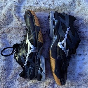 Mizuno wave volleyball shoes size 9